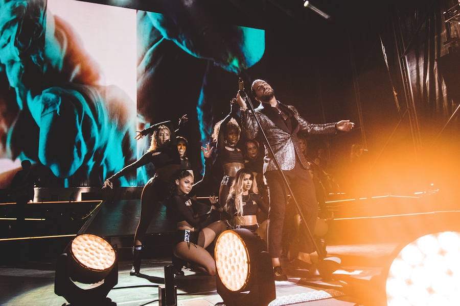 Baile, brillos y espectáculo de fuegos artificiales: así comenzaba Maluma su concierto en Valencia. El colombiano salió al escenario ante un recinto abarrotado, con un ambiente donde la emoción y el fanatismo se desataban en gritos con cada gesto y comentario del provocador artista.