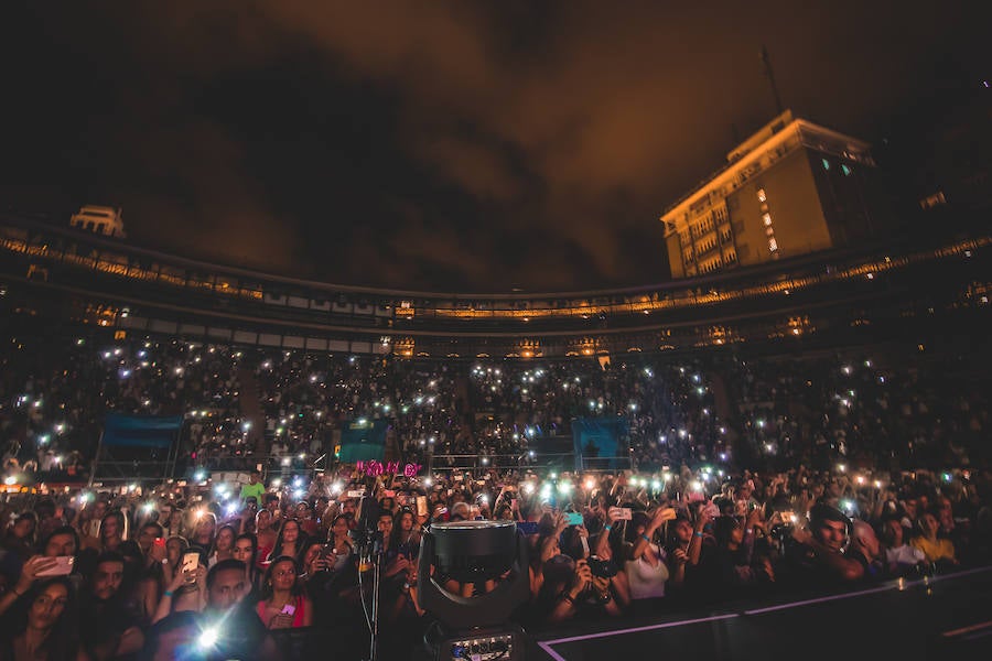 Baile, brillos y espectáculo de fuegos artificiales: así comenzaba Maluma su concierto en Valencia. El colombiano salió al escenario ante un recinto abarrotado, con un ambiente donde la emoción y el fanatismo se desataban en gritos con cada gesto y comentario del provocador artista.
