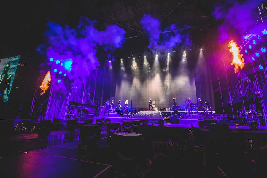 Baile, brillos y espectáculo de fuegos artificiales: así comenzaba Maluma su concierto en Valencia. El colombiano salió al escenario ante un recinto abarrotado, con un ambiente donde la emoción y el fanatismo se desataban en gritos con cada gesto y comentario del provocador artista.