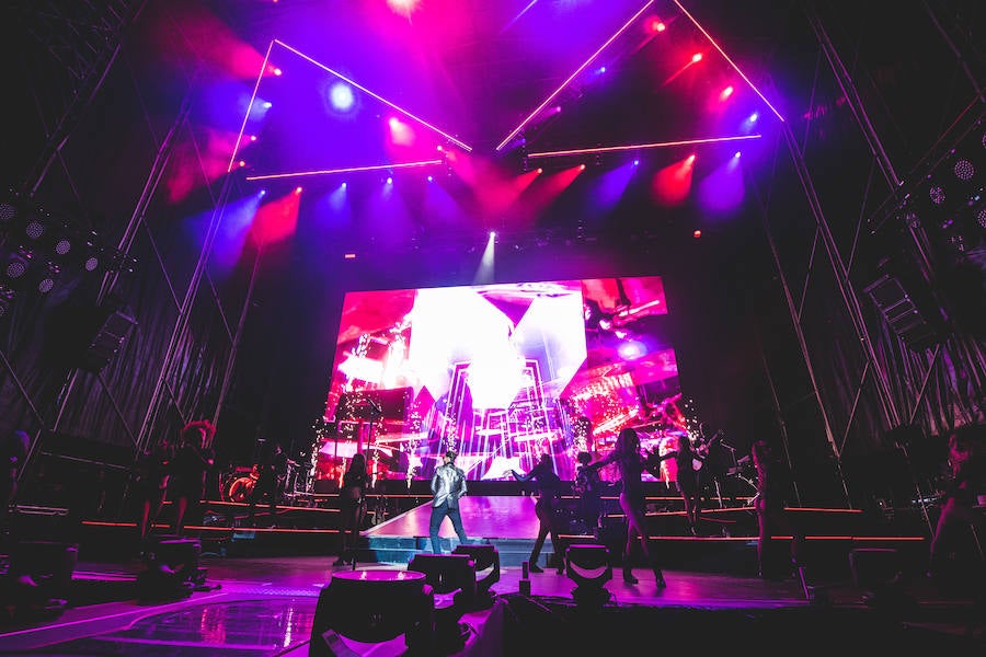 Baile, brillos y espectáculo de fuegos artificiales: así comenzaba Maluma su concierto en Valencia. El colombiano salió al escenario ante un recinto abarrotado, con un ambiente donde la emoción y el fanatismo se desataban en gritos con cada gesto y comentario del provocador artista.