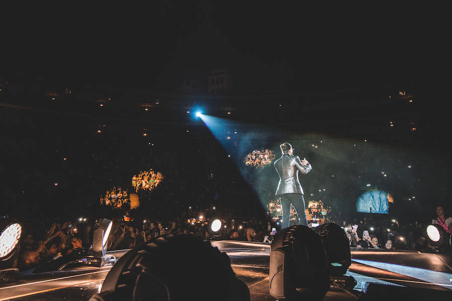 Baile, brillos y espectáculo de fuegos artificiales: así comenzaba Maluma su concierto en Valencia. El colombiano salió al escenario ante un recinto abarrotado, con un ambiente donde la emoción y el fanatismo se desataban en gritos con cada gesto y comentario del provocador artista.