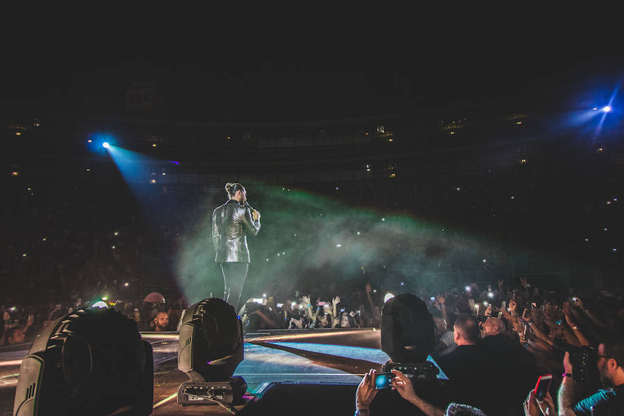 Baile, brillos y espectáculo de fuegos artificiales: así comenzaba Maluma su concierto en Valencia. El colombiano salió al escenario ante un recinto abarrotado, con un ambiente donde la emoción y el fanatismo se desataban en gritos con cada gesto y comentario del provocador artista.