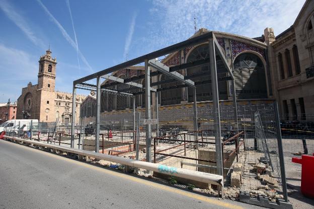 La estructura de los ascensores, ayer junto al Mercado Central. 