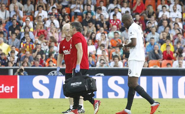 Kondogbia se retira del césped cojeando.