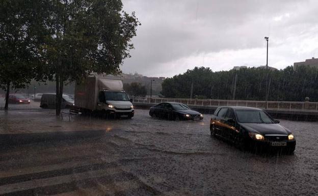 Vehículos atrapados por el agua y un incendio provocado por un rayo