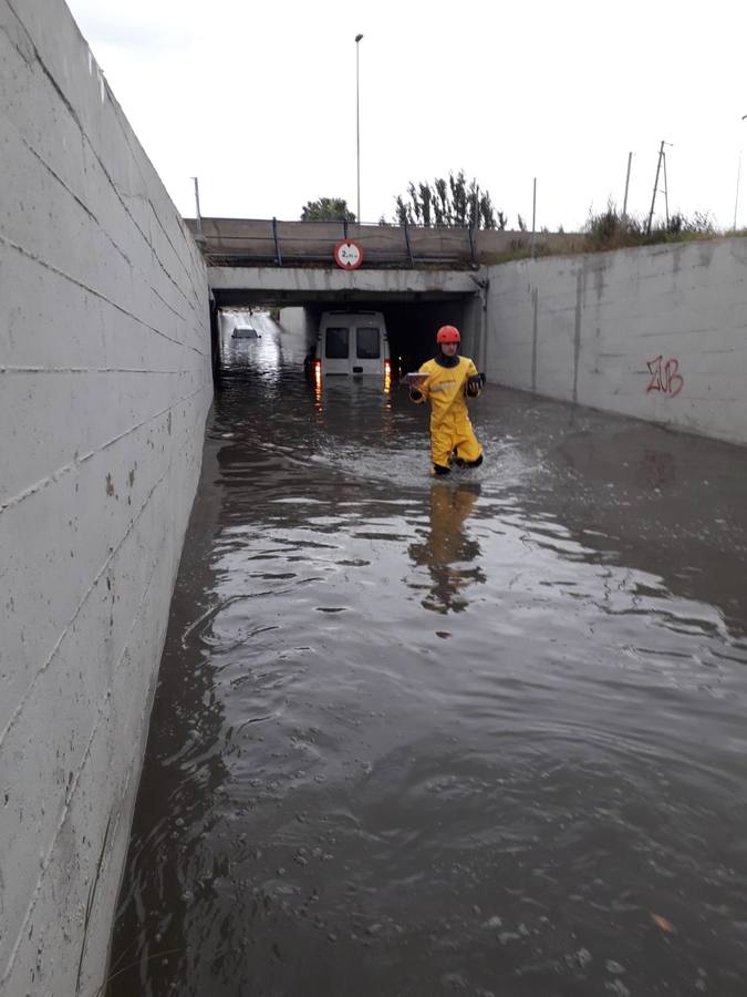 La furgoneta de una familia que ha tenido que ser rescatada en Alfafar.