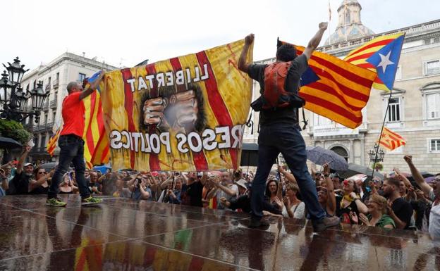 Un grupo de independentistas subidos a una plataforma en la plaza de Sant Jaume donde la asociación Hablamos Español había convocado una manifestación.