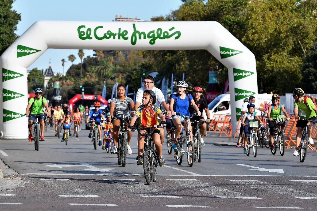 Bajo el lema 'Pedalegem per la inclusió social', la concentración de participantes arrancaba una hora antes, a las 9 h, en un punto intermedio entre los dos puntos.