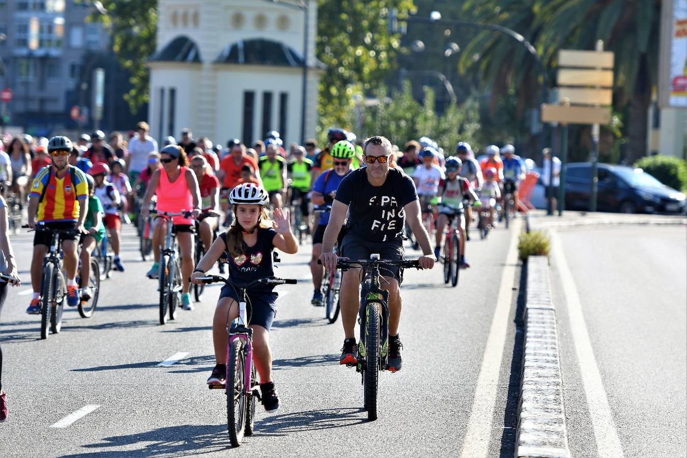 Bajo el lema 'Pedalegem per la inclusió social', la concentración de participantes arrancaba una hora antes, a las 9 h, en un punto intermedio entre los dos puntos.