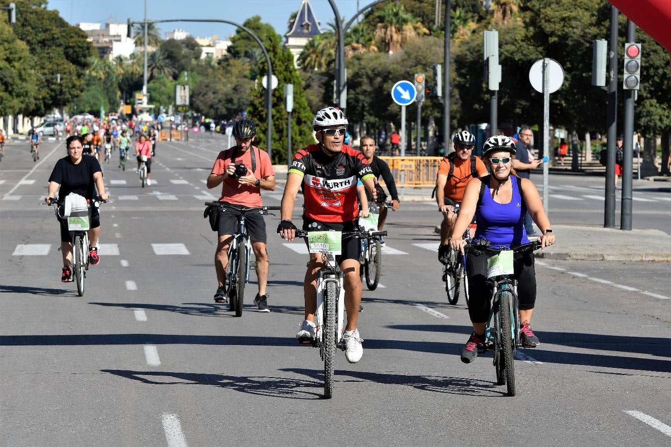 Bajo el lema 'Pedalegem per la inclusió social', la concentración de participantes arrancaba una hora antes, a las 9 h, en un punto intermedio entre los dos puntos.