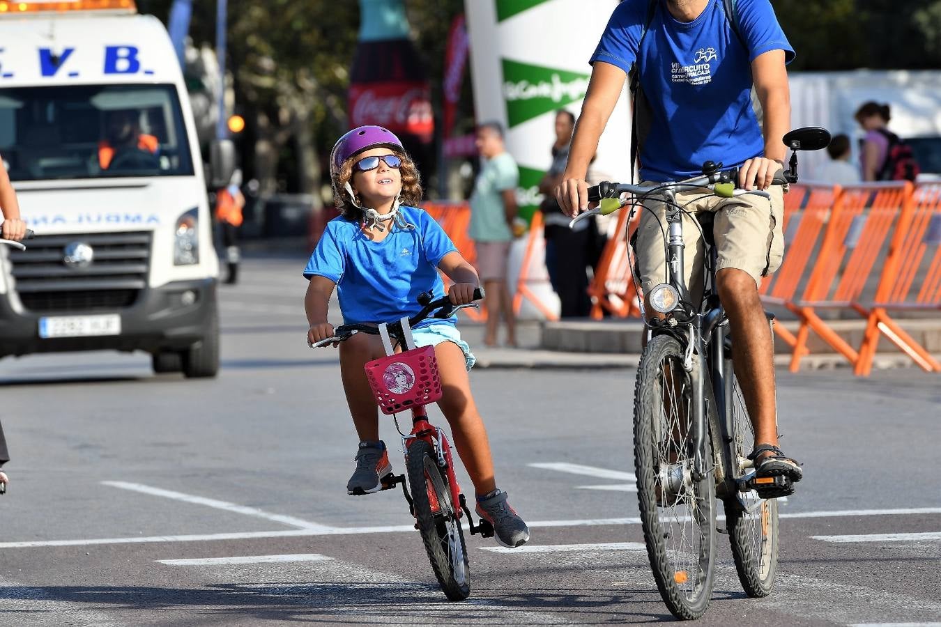 Los interesados podían inscribirse por un euro en las plantas de deportes de El Corte Inglés de la avenida de Francia, Pintor Sorolla y Nuevo Centro. «Un año más, celebramos una fiesta deportiva solidaria a la que quiero invitar a todos los ciudadanos a participar», dijo la concejal de Deportes, Maite Girau, en un comunicado del Ayuntamiento.