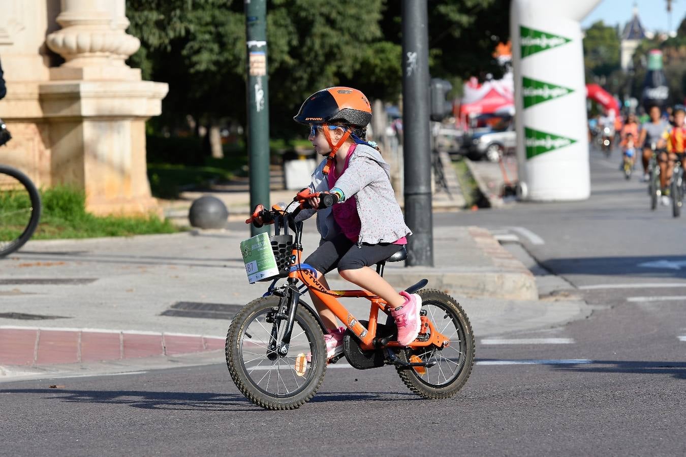 Los interesados podían inscribirse por un euro en las plantas de deportes de El Corte Inglés de la avenida de Francia, Pintor Sorolla y Nuevo Centro. «Un año más, celebramos una fiesta deportiva solidaria a la que quiero invitar a todos los ciudadanos a participar», dijo la concejal de Deportes, Maite Girau, en un comunicado del Ayuntamiento.