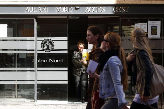 Uno de los accesos al aulario norte del campus de Tarongers de la Universitat de València 