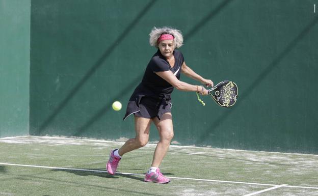 Marta de Diego golpea la pelota de revés en las pistas de pádel que inauguró hace años.