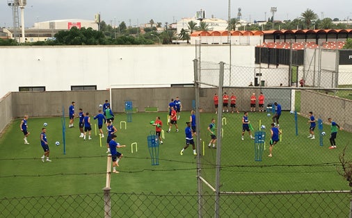 La plantilla del Valencia, durante el entrenamiento.