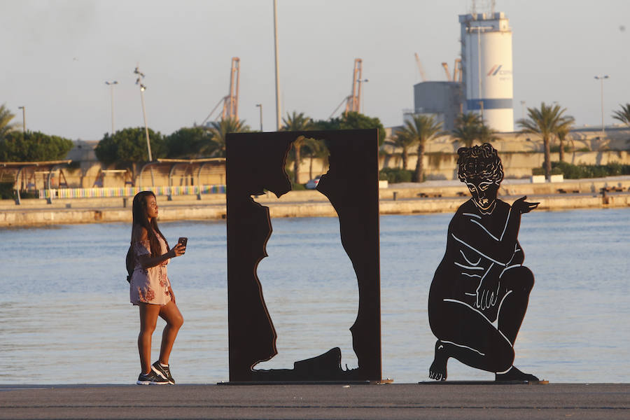 Las obras forman parte de una exposición de Antoni Miró ubicada en pleno paseo y la controversia se debe a lo explícito de las posturas