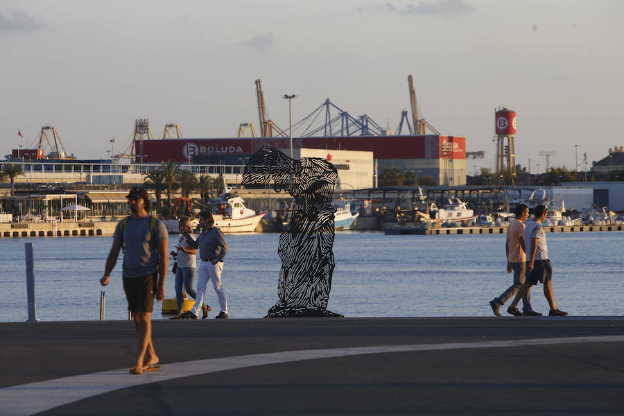 Las obras forman parte de una exposición de Antoni Miró ubicada en pleno paseo y la controversia se debe a lo explícito de las posturas