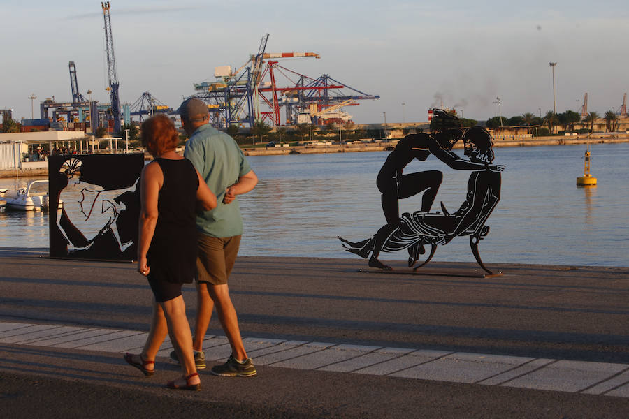 Las obras forman parte de una exposición de Antoni Miró ubicada en pleno paseo y la controversia se debe a lo explícito de las posturas