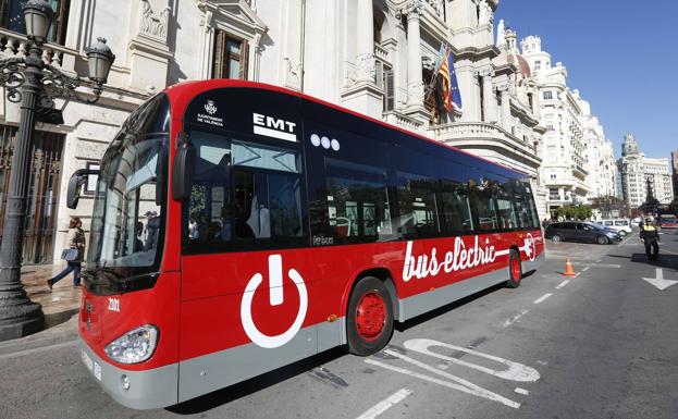 Autobús en la plaza del Ayuntamiento.