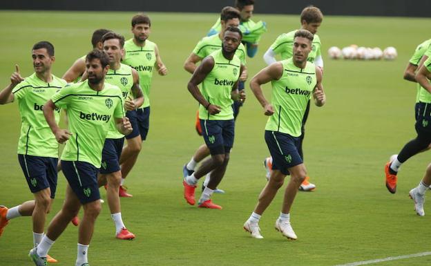 La plantilla del Levante UD en un entrenamiento.