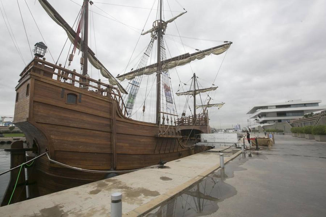 La réplica del histórico navío con el que Cristóbal Colón descubrió América en 1492 visita las aguas valencianas. El barco se encuentra anclado en La Marina de Valencia, junto al edificio de Veles e Vents. Sus cubiertas están abiertas al público desde este martes hasta el 29 de septiembre. Así, de las 10 a las 20 horas, se podrá subir a bordo y visitar su museo flotante. Un viaje por el tiempo para descubrir su historia, así como la vida de los marineros de la época.