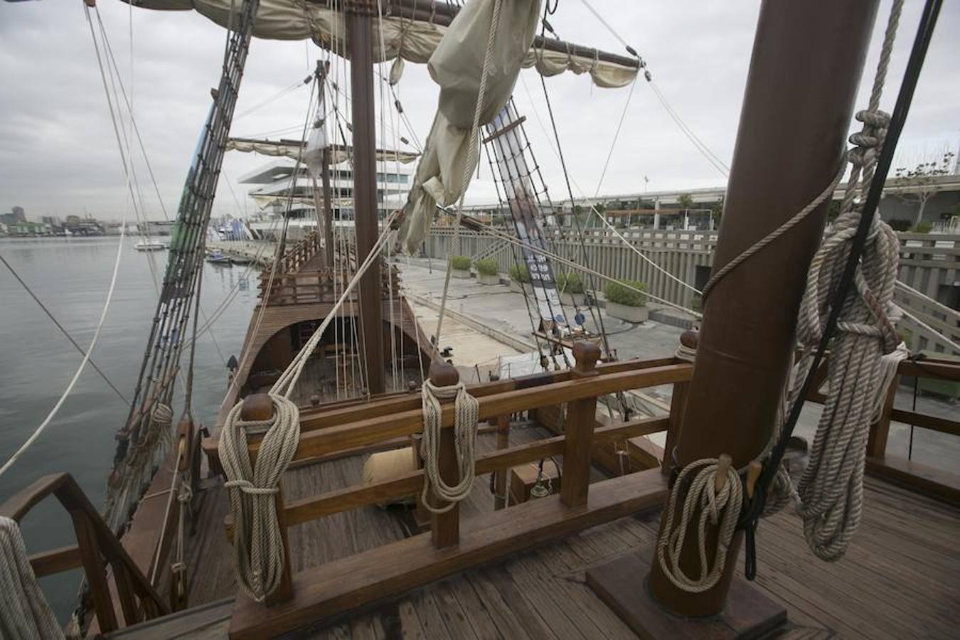 La réplica del histórico navío con el que Cristóbal Colón descubrió América en 1492 visita las aguas valencianas. El barco se encuentra anclado en La Marina de Valencia, junto al edificio de Veles e Vents. Sus cubiertas están abiertas al público desde este martes hasta el 29 de septiembre. Así, de las 10 a las 20 horas, se podrá subir a bordo y visitar su museo flotante. Un viaje por el tiempo para descubrir su historia, así como la vida de los marineros de la época.