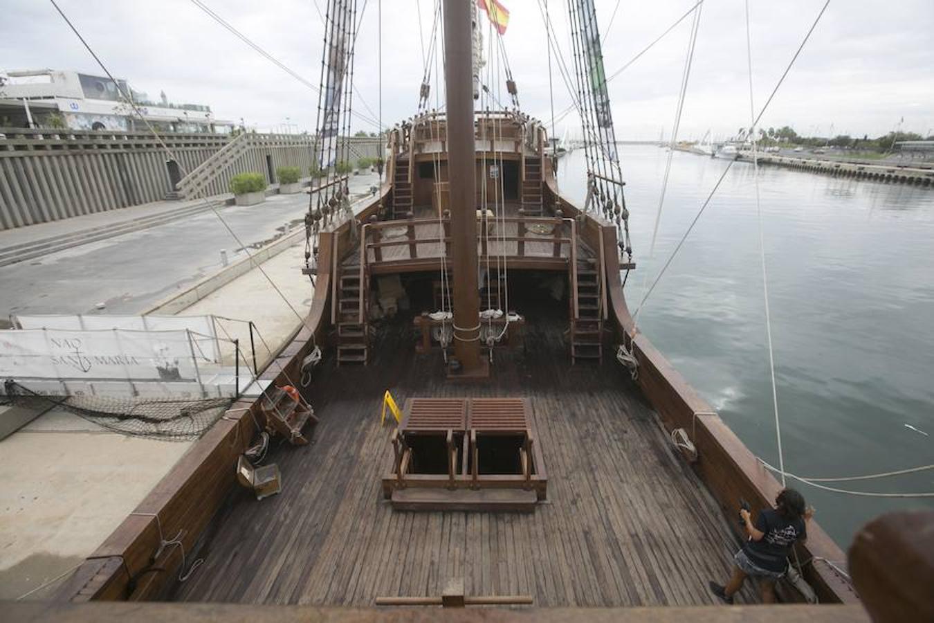 La réplica del histórico navío con el que Cristóbal Colón descubrió América en 1492 visita las aguas valencianas. El barco se encuentra anclado en La Marina de Valencia, junto al edificio de Veles e Vents. Sus cubiertas están abiertas al público desde este martes hasta el 29 de septiembre. Así, de las 10 a las 20 horas, se podrá subir a bordo y visitar su museo flotante. Un viaje por el tiempo para descubrir su historia, así como la vida de los marineros de la época.