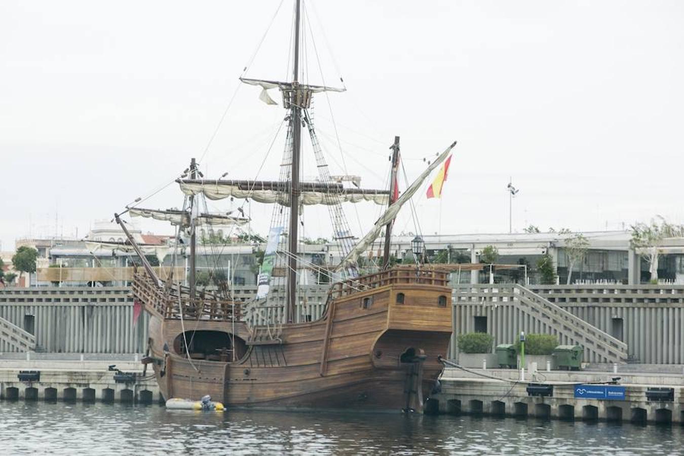 La réplica del histórico navío con el que Cristóbal Colón descubrió América en 1492 visita las aguas valencianas. El barco se encuentra anclado en La Marina de Valencia, junto al edificio de Veles e Vents. Sus cubiertas están abiertas al público desde este martes hasta el 29 de septiembre. Así, de las 10 a las 20 horas, se podrá subir a bordo y visitar su museo flotante. Un viaje por el tiempo para descubrir su historia, así como la vida de los marineros de la época.