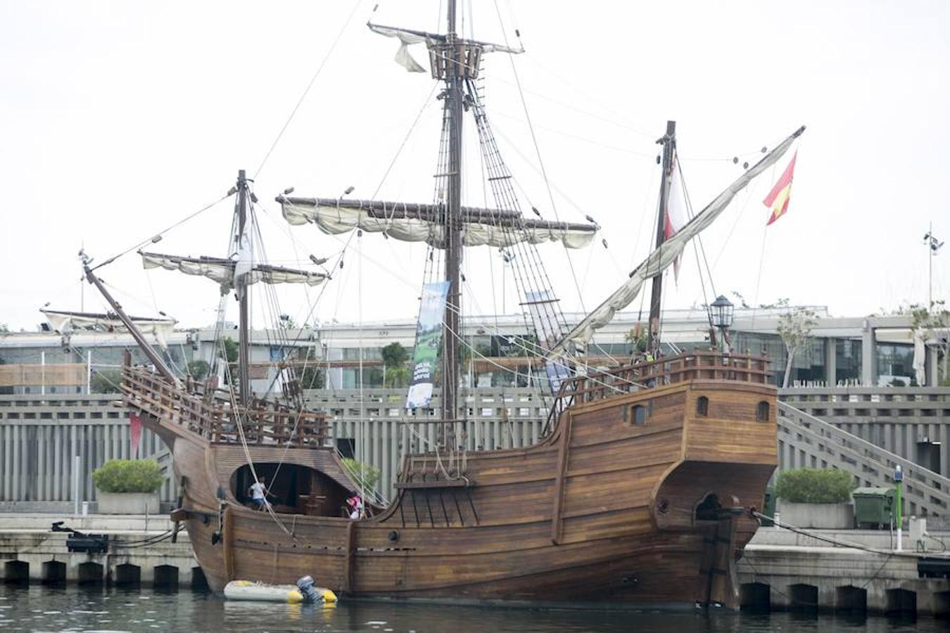 La réplica del histórico navío con el que Cristóbal Colón descubrió América en 1492 visita las aguas valencianas. El barco se encuentra anclado en La Marina de Valencia, junto al edificio de Veles e Vents. Sus cubiertas están abiertas al público desde este martes hasta el 29 de septiembre. Así, de las 10 a las 20 horas, se podrá subir a bordo y visitar su museo flotante. Un viaje por el tiempo para descubrir su historia, así como la vida de los marineros de la época.