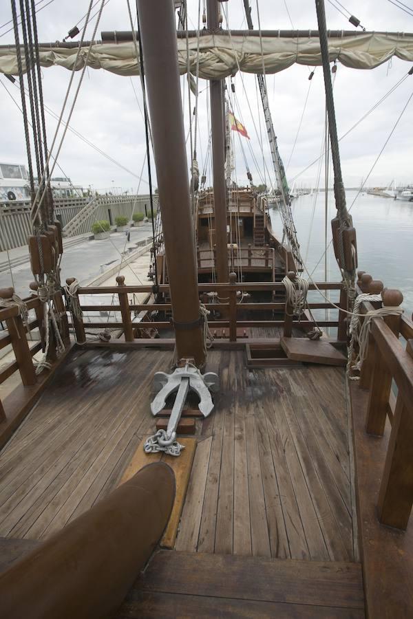 La réplica del histórico navío con el que Cristóbal Colón descubrió América en 1492 visita las aguas valencianas. El barco se encuentra anclado en La Marina de Valencia, junto al edificio de Veles e Vents. Sus cubiertas están abiertas al público desde este martes hasta el 29 de septiembre. Así, de las 10 a las 20 horas, se podrá subir a bordo y visitar su museo flotante. Un viaje por el tiempo para descubrir su historia, así como la vida de los marineros de la época.