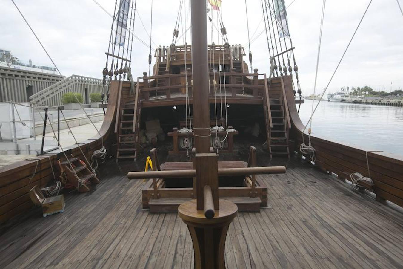 La réplica del histórico navío con el que Cristóbal Colón descubrió América en 1492 visita las aguas valencianas. El barco se encuentra anclado en La Marina de Valencia, junto al edificio de Veles e Vents. Sus cubiertas están abiertas al público desde este martes hasta el 29 de septiembre. Así, de las 10 a las 20 horas, se podrá subir a bordo y visitar su museo flotante. Un viaje por el tiempo para descubrir su historia, así como la vida de los marineros de la época.