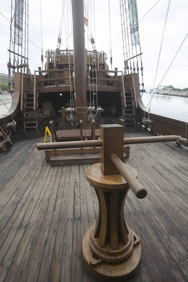 La réplica del histórico navío con el que Cristóbal Colón descubrió América en 1492 visita las aguas valencianas. El barco se encuentra anclado en La Marina de Valencia, junto al edificio de Veles e Vents. Sus cubiertas están abiertas al público desde este martes hasta el 29 de septiembre. Así, de las 10 a las 20 horas, se podrá subir a bordo y visitar su museo flotante. Un viaje por el tiempo para descubrir su historia, así como la vida de los marineros de la época.