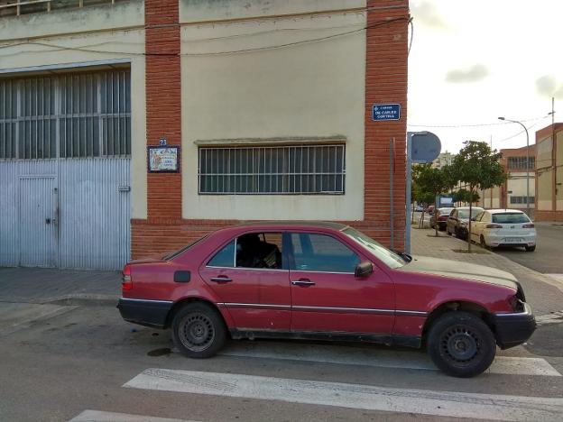 COCHES EN MAL ESTADO EN EL POLÍGONO