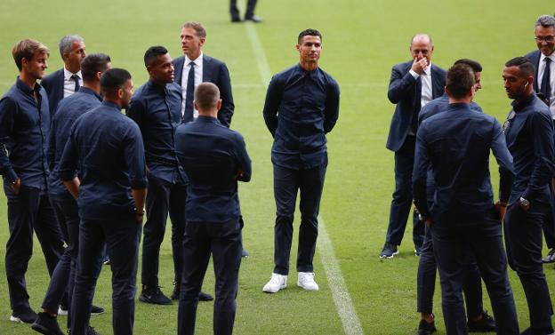 Los jugadores de la Juventus saltaron ayer al césped para cumplir con el protocolo que marca la UEFA. 