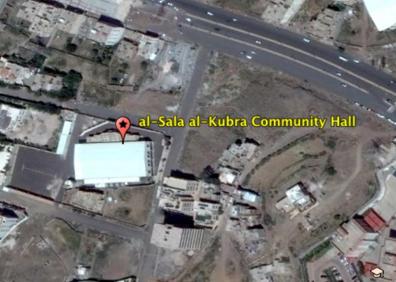 Imagen secundaria 1 - Arriba, fragmento de alerón del sistema de guía de GBU-12 Paveway II donde se observa el código de empresas y organismos. Abajo, imagen del salón comunitario de Salah al-Kubra, en una zona residencial de Saná, que sufrió un ataque aéreo con dos bombas el 8 de octubre. Había congregados más de mil asistentes al funeral del padre del ministro interino del interior, de los que murieron 132 y 695 resultaron heridos. A la derecha, fragmento encontrado in situ de una aleta del sistema de guía de GBU-12 Paveway II. 