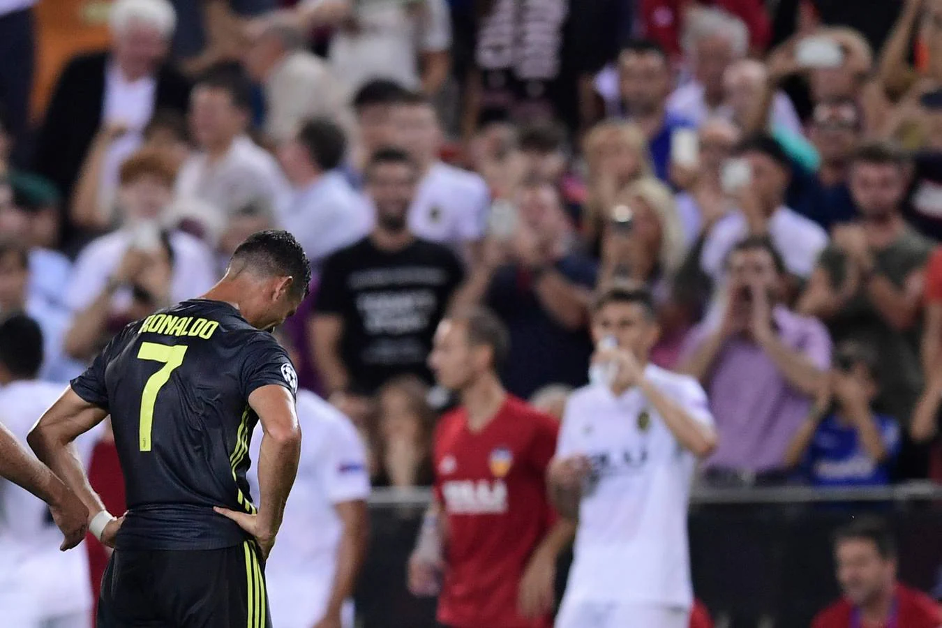 El portugués ve la roja directa por pelearse en el partido Valencia - Juventus