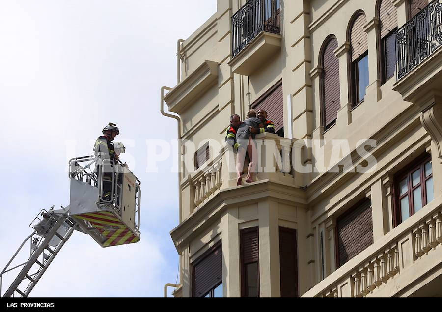 Fotos: Rescatado un hombre que amenaza con lanzarse al vacío desde un edificio del centro de Valencia