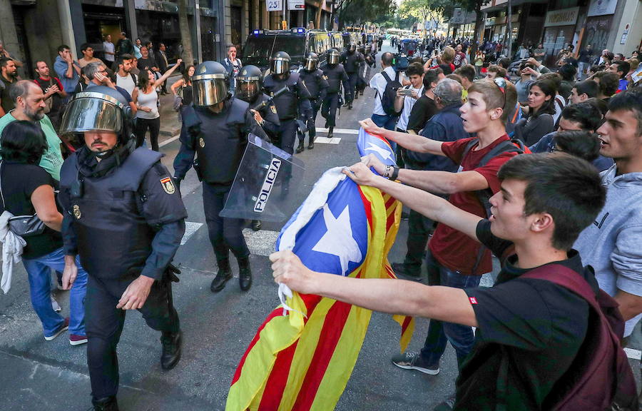 Hace un año, los presidentes de la ANC y Ómnium, hoy en prisión, llamaron el 20 de setiembre del año pasado a la ciudadanía a movilizarse frente a la Consejería de Economía por los registros que alli estaban realizando efectivos de la Guardia Civil. Allí se congregaron 40.000 personas en lo que se definió como un asedio.