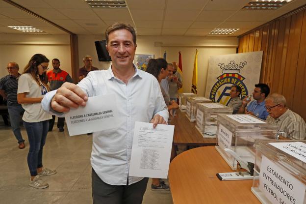 Gomar antes de depositar ayer su voto en la urna. 