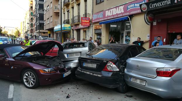 Vehículo accidentado después de colisionar con otros tres coches.