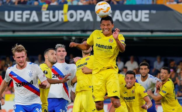 Carlos Bacca cabecea un balón ante el Rangers.