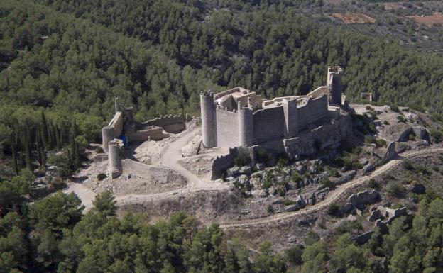 Imagen principal - Alcalà de Xivert, en el interior de Castellón, conserva su castillo templario en muy buen estado de conservación. Con la desaparición de los templarios, la fortaleza pasó a la Orden de Montesa. En la última foto, el castillo de Peñíscola fue otro de sus bastiones. Cambiaron Tortosa por Peñíscola a cambio de una fortuna.