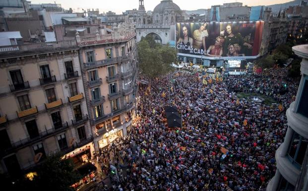 Aspecto del acto que organizan la ANC y Òmnium Cultural en Barcelona, un año después de la movilización ante la sede de la conselleria de Economía. 