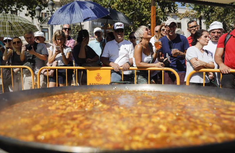 El Día Mundial de la Paella se ha celebrado en la plaza del Ayuntamiento de Valencia con una degustación de 9 paellas diferentes. El World Paella Day pretende dar prestigio a uno de los platos más conocidos de la gastronomía de todo el mundo y proyectar la ciudad de Valencia como destino turístico internacional. 