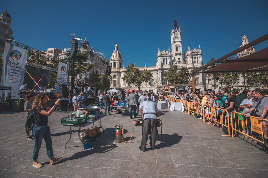 El Día Mundial de la Paella se ha celebrado en la plaza del Ayuntamiento de Valencia con una degustación de 9 paellas diferentes. El World Paella Day pretende dar prestigio a uno de los platos más conocidos de la gastronomía de todo el mundo y proyectar la ciudad de Valencia como destino turístico internacional. 