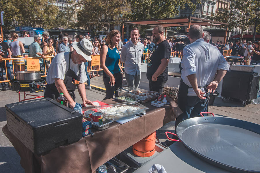 El Día Mundial de la Paella se ha celebrado en la plaza del Ayuntamiento de Valencia con una degustación de 9 paellas diferentes. El World Paella Day pretende dar prestigio a uno de los platos más conocidos de la gastronomía de todo el mundo y proyectar la ciudad de Valencia como destino turístico internacional. 