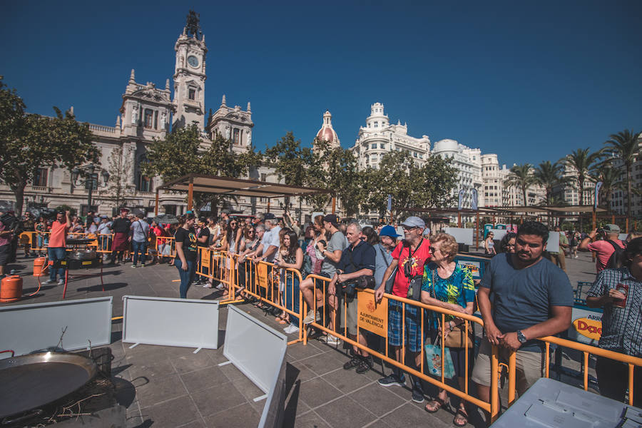 El Día Mundial de la Paella se ha celebrado en la plaza del Ayuntamiento de Valencia con una degustación de 9 paellas diferentes. El World Paella Day pretende dar prestigio a uno de los platos más conocidos de la gastronomía de todo el mundo y proyectar la ciudad de Valencia como destino turístico internacional. 