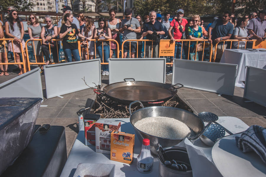 El Día Mundial de la Paella se ha celebrado en la plaza del Ayuntamiento de Valencia con una degustación de 9 paellas diferentes. El World Paella Day pretende dar prestigio a uno de los platos más conocidos de la gastronomía de todo el mundo y proyectar la ciudad de Valencia como destino turístico internacional. 