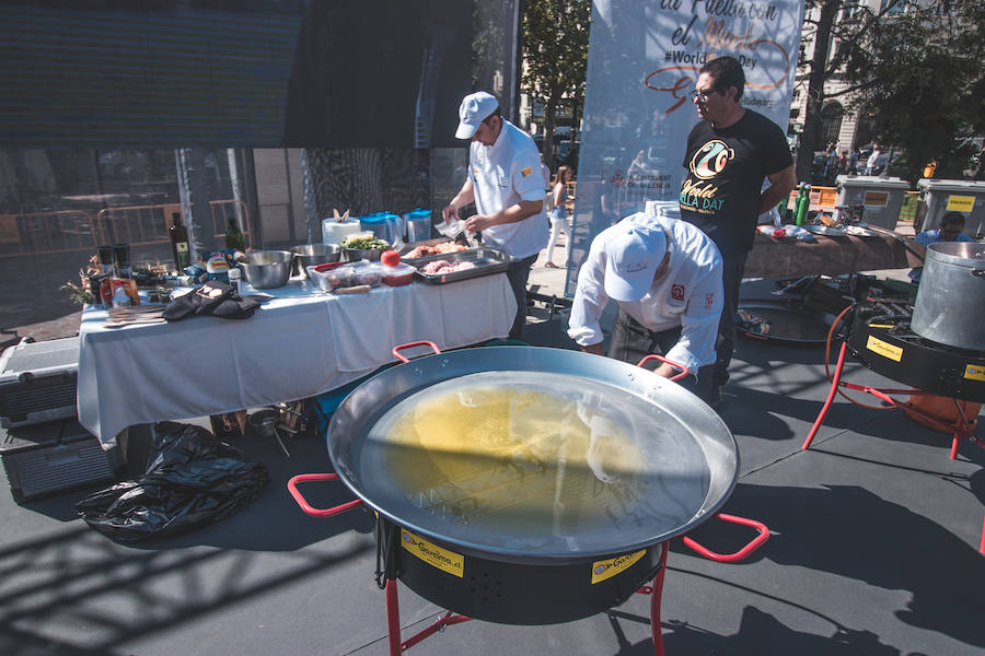 El Día Mundial de la Paella se ha celebrado en la plaza del Ayuntamiento de Valencia con una degustación de 9 paellas diferentes. El World Paella Day pretende dar prestigio a uno de los platos más conocidos de la gastronomía de todo el mundo y proyectar la ciudad de Valencia como destino turístico internacional. 