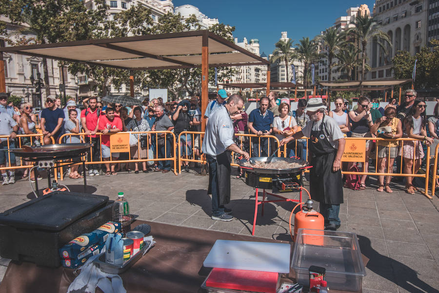 El Día Mundial de la Paella se ha celebrado en la plaza del Ayuntamiento de Valencia con una degustación de 9 paellas diferentes. El World Paella Day pretende dar prestigio a uno de los platos más conocidos de la gastronomía de todo el mundo y proyectar la ciudad de Valencia como destino turístico internacional. 